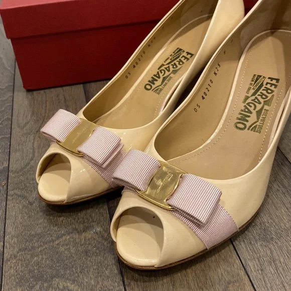 Salvatore Ferragamo nude heels - Picture 2 of 8